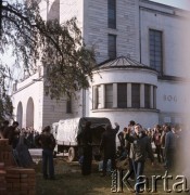 Przed 3.11.1984, Warszawa Żoliborz, Polska.
Porwanie i śmierć księdza Jerzego Popiełuszki. Mężczyźni kopiący grób obok kościoła św. Stanisława Kostki.
Fot. Krzysztof Burnatowicz, zbiory Ośrodka KARTA.