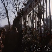 Przed 3.11.1984, Warszawa Żoliborz, Polska.
Porwanie księdza Jerzego Popiełuszki. Wierni zgromadzeni przed kościołem św. Stanisława Kostki, kwiaty i transparenty na ogrodzeniu.
Fot. Krzysztof Burnatowicz, zbiory Ośrodka KARTA.