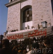 Przed 3.11.1984, Warszawa Żoliborz, Polska.
Porwanie księdza Jerzego Popiełuszki. Wierni zgromadzeni przed kościołem św. Stanisława Kostki, hasła na transparentach: 