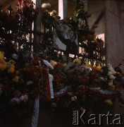 Przed 3.11.1984, Warszawa Żoliborz, Polska.
Porwanie księdza Jerzego Popiełuszki. Kwiaty, wieńce i portret księdza Popiełuszki na ogrodzeniu kościoła św. Stanisława Kostki.
Fot. Krzysztof Burnatowicz, zbiory Ośrodka KARTA.