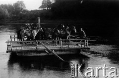 Maj 1944, Balingródek.
Przeprawa promem przez Wilję sekcji zwiadu konnego 5 Brygady Part. AK.
Fot. Sergiusz Sprudin [zbiór zdjęć Janusza Chorążaka nr. 27], zbiory Ośrodka KARTA


