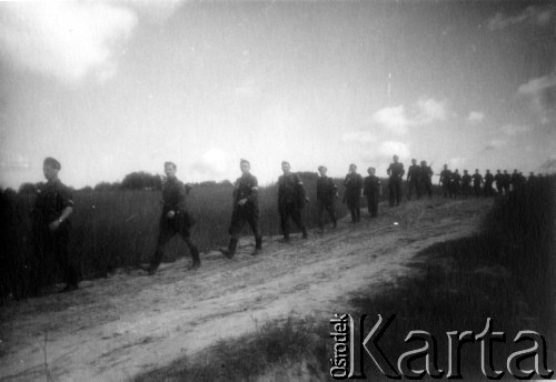 1944, Wileńszczyzna.
Pododział z 1 komp. 5 Bryg. Part. AK w marszu gęsiego polną drogą.
Fot. Sergiusz Sprudin [zbiór zdjęć Janusza Chorążaka nr. 43], zbiory Ośrodka KARTA

