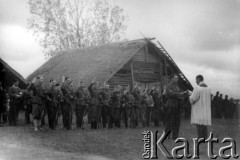 1944, Wileńszczyzna.
Przysięga grupy żołnierzy z 5 Bryg. Part. AK, prawdopodobnie z 1 komp. Przysięgę odbiera kapelan 5 Brygady ks. Aleksander Grabowski 