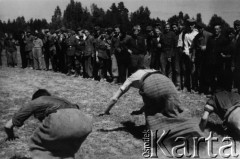 Maj 1944, Wileńszczyzna.
Koncentracja oddziałów Zgrupowania Nr. 2 AK w okolicy wsi Bujki i Barany. 
Wyścigi w workach.
Fot. Sergiusz Sprudin [zbiór zdjęć Janusza Chorążaka nr. 79], zbiory Ośrodka KARTA

