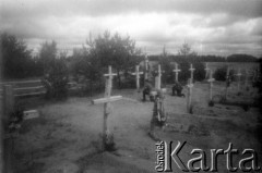 1944, Worziany.
Dwaj żołnierze AK na cmentarzu polowym w Worzianach klęczą przy grobach kolegów z 5 Bryg. Part. AK poległych w walce z Niemcami 31.01.1944 r.
Fot. Sergiusz Sprudin [zbiór zdjęć Janusza Chorążaka nr. 48], zbiory Ośrodka KARTA

