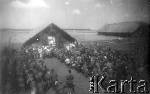 Maj-czerwiec 1944, Wileńszczyzna.
5 Brygada Partyzancka AK podczas mszy polowej.
Fot. Sergiusz Sprudin [zbiór zdjęć Janusza Chorążaka nr. 25], zbiory Ośrodka KARTA

