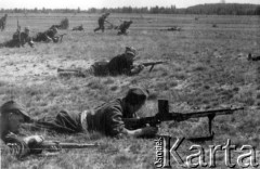 Maj-czerwiec 1944, Wileńszczyzna.
Drużyna z 4 lub 5 Brygady Part. w czasie ćwiczeń.
Fot. Sergiusz Sprudin [zbiór zdjęć Janusza Chorążaka nr. 51], zbiory Ośrodka KARTA

