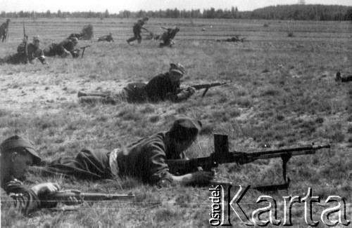 Maj-czerwiec 1944, Wileńszczyzna.
Drużyna z 4 lub 5 Brygady Part. w czasie ćwiczeń.
Fot. Sergiusz Sprudin [zbiór zdjęć Janusza Chorążaka nr. 51], zbiory Ośrodka KARTA

