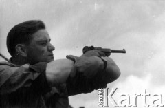 Maj-czerwiec 1944, Wileńszczyzna.
Pchor. Stefan Skarżyński, członek siatki konspiracyjnej AK celuje z pistoletu.
Fot. Sergiusz Sprudin [zbiór zdjęć Janusza Chorążaka nr. 86], zbiory Ośrodka KARTA

