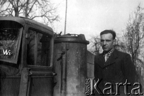 Maj-czerwiec 1944, Wileńszczyzna.
NN członek AK przy samochodzie ciężarowym napędzanym na gaz drzewny.
Fot. Sergiusz Sprudin [zbiór zdjęć Janusza Chorążaka nr. 94], zbiory Ośrodka KARTA

