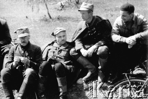 Maj 1944, Wileńszczyzna. 
Od lewej siedzą: ppor. Grabowski 