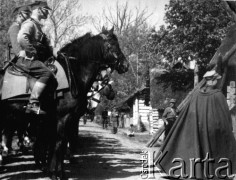 Maj-czerwiec 1944, Wileńszczyzna.
Pluton zwiadu konnego 4 Bryg. Part. AK na zbiórce we wsi. Pierwszy z lewej dowódca plutonu ppor. Aleksander Czarnkowski 