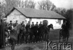 Maj-czerwiec 1944, Punżanki.
Żołnierze plutonu zwiadu konnego 4 Bryg. Part. AK w szeregu. Drugi od prawej Janusz Chorążak 