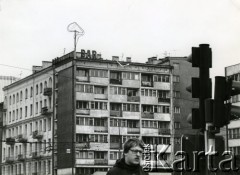 Kwiecień 1987, Warszawa, Polska.
Akcja transparentowo-ulotkowa Grup Oporu Solidarni, przy dachu budynku widoczny nirozwinięty transparent.
Fot. NN, zbiory Ośrodka KARTA, kolekcja Grup Oporu 