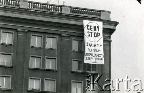Kwiecień 1987, Warszawa, Polska.
Akcja transparentowo - ulotkowa Grup Oporu Solidarni. Na transparencie napis: 