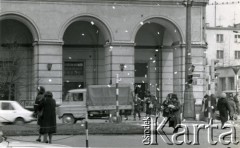 Kwiecień 1987, Warszawa, Polska.
Akcja transparentowo - ulotkowa Grup Oporu Solidarni, przechodnie zbierający ulotki. 
Fot. NN, zbiory Ośrodka KARTA, kolekcja Grup Oporu 