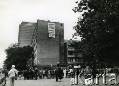 06.08.1987, Warszawa, Polska.
III pielgrzymka Jana Pawła II do Polski. Akcja transparentowa Grup Oporu Solidarni. Na transparencie napis: 