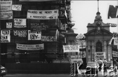 24.05.1989, Warszawa, Polska.
Strajk okupacyjny studentów Uniwersytetu Warszawskiego (UW), ogłoszony po odrzuceniu wniosku o rejestrację Niezależnego Zrzeszenia Studentów (NZS) przez Sąd Wojewódzki w Warszawie. Na zdjęciu transparenty przy bramie głównej do uniwersytetu, m.in. z hasłami: 