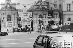 24.05.1989, Warszawa, Polska.
Strajk okupacyjny studentów Uniwersytetu Warszawskiego (UW), ogłoszony po odrzuceniu wniosku o rejestrację Niezależnego Zrzeszenia Studentów (NZS) przez Sąd Wojewódzki w Warszawie. Na zdjęciu transparenty przy bramie głównej do uniwersytetu, m.in. z hasłami: 