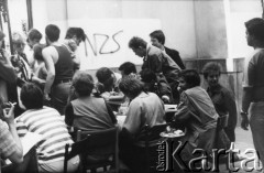 24.05.1989, Warszawa, Polska.
Strajk okupacyjny studentów Uniwersytetu Warszawskiego (UW), ogłoszony po odrzuceniu wniosku o rejestrację Niezależnego Zrzeszenia Studentów (NZS) przez Sąd Wojewódzki w Warszawie. Na zdjęciu studenci przy liście strajkowej. W głębi, w okularach stoi Marcin Batory, student I roku historii. Zdjęcie wykonane drugiego dnia strajku przed południem.
Fot. Stanisław Maliszewski, zbiory Ośrodka KARTA
 
