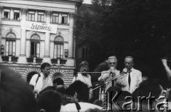 24.05.1989, Warszawa, Polska.
Strajk okupacyjny studentów Uniwersytetu Warszawskiego (UW), ogłoszony po odrzuceniu wniosku o rejestrację Niezależnego Zrzeszenia Studentów (NZS) przez Sąd Wojewódzki w Warszawie. Na zdjęciu od prawej: francuski aktor i piosenkarz Yves Montand, Andrzej Łapicki, Maciej Jankowski i NN przed gmachem Biblioteki UW, podczas spotkania ze strajkującymi studentami. Zdjęcie wykonane drugiego dnia strajku przed południem.
Fot. Stanisław Maliszewski, zbiory Ośrodka KARTA
 
