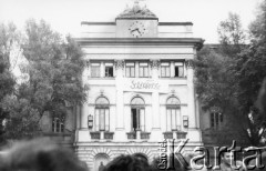 24.05.1989, Warszawa, Polska.
Strajk okupacyjny studentów Uniwersytetu Warszawskiego (UW), ogłoszony po odrzuceniu wniosku o rejestrację Niezależnego Zrzeszenia Studentów (NZS) przez Sąd Wojewódzki w Warszawie. Na zdjęciu budynek Biblioteki UW z transparentem 