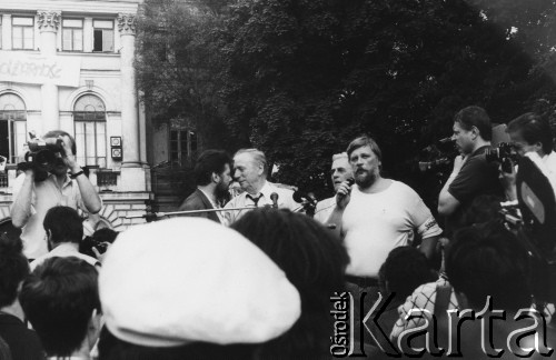 24.05.1989, Warszawa, Polska.
Strajk okupacyjny studentów Uniwersytetu Warszawskiego (UW), ogłoszony po odrzuceniu wniosku o rejestrację Niezależnego Zrzeszenia Studentów (NZS) przez Sąd Wojewódzki w Warszawie. Na zdjęciu spotkanie ze strajkującymi studentami na dziedzińcu Biblioteki UW. W białej koszulce Maciej Jankowski, za nim stoi Andrzej Łapicki, w środku francuski aktor  i piosenkarz Yves Montand,  Zdjęcie wykonane drugiego dnia strajku przed południem.
Fot. Stanisław Maliszewski, zbiory Ośrodka KARTA
 
