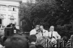 24.05.1989, Warszawa, Polska.
Strajk okupacyjny studentów Uniwersytetu Warszawskiego (UW), ogłoszony po odrzuceniu wniosku o rejestrację Niezależnego Zrzeszenia Studentów (NZS) przez Sąd Wojewódzki w Warszawie. Na zdjęciu od prawej: Andrzej Łapicki, francuski aktor i piosenkarz Yves Montand oraz  Maciej Jankowski, podczas spotkania ze strajkującymi studentami na dziedzińcu Biblioteki UW. Zdjęcie wykonane drugiego dnia strajku przed południem.
Fot. Stanisław Maliszewski, zbiory Ośrodka KARTA
 
