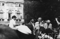 24.05.1989, Warszawa, Polska.
Strajk okupacyjny studentów Uniwersytetu Warszawskiego (UW), ogłoszony po odrzuceniu wniosku o rejestrację Niezależnego Zrzeszenia Studentów (NZS) przez Sąd Wojewódzki w Warszawie. Na zdjęciu od prawej: Andrzej Łapicki, francuski aktor i piosenkarz Yves Montandi i NN podczas spotkania ze strajkującymi studentami na dziedzińcu Biblioteki UW. Zdjęcie wykonane drugiego dnia strajku przed południem.
Fot. Stanisław Maliszewski, zbiory Ośrodka KARTA
 
