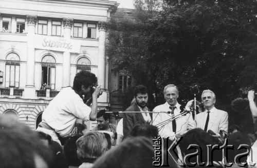 24.05.1989, Warszawa, Polska.
Strajk okupacyjny studentów Uniwersytetu Warszawskiego (UW), ogłoszony po odrzuceniu wniosku o rejestrację Niezależnego Zrzeszenia Studentów (NZS) przez Sąd Wojewódzki w Warszawie. Na zdjęciu od prawej: Andrzej Łapicki, francuski aktor i piosenkarz Yves Montand i NN przed BUW-em, podczas spotkania ze strajkującymi studentami. Zdjęcie wykonane drugiego dnia strajku przed południem.
Fot. Stanisław Maliszewski, zbiory Ośrodka KARTA
 
