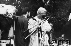 24.05.1989, Warszawa, Polska.
Strajk okupacyjny studentów Uniwersytetu Warszawskiego (UW), ogłoszony po odrzuceniu wniosku o rejestrację Niezależnego Zrzeszenia Studentów (NZS) przez Sąd Wojewódzki w Warszawie. Na zdjęciu Andrzej Łapicki przed gmachem Biblioteki UW, podczas spotkania ze strajkującymi studentami. Zdjęcie wykonane drugiego dnia strajku przed południem.
Fot. Stanisław Maliszewski, zbiory Ośrodka KARTA
 

