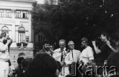 24.05.1989, Warszawa, Polska.
Strajk okupacyjny studentów Uniwersytetu Warszawskiego (UW), ogłoszony po odrzuceniu wniosku o rejestrację Niezależnego Zrzeszenia Studentów (NZS) przez Sąd Wojewódzki w Warszawie. Od prawej: w białej koszulce dzialacz uniwersyteckiej 