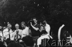 24.05.1989, Warszawa, Polska.
Strajk okupacyjny studentów Uniwersytetu Warszawskiego (UW), ogłoszony po odrzuceniu wniosku o rejestrację Niezależnego Zrzeszenia Studentów (NZS) przez Sąd Wojewódzki w Warszawie. Od prawej: w białej koszulce dzialacz uniwersyteckiej 