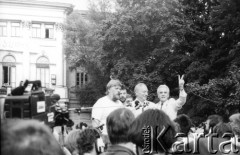 24.05.1989, Warszawa, Polska.
Strajk okupacyjny studentów Uniwersytetu Warszawskiego (UW), ogłoszony po odrzuceniu wniosku o rejestrację Niezależnego Zrzeszenia Studentów (NZS) przez Sąd Wojewódzki w Warszawie. Od prawej: aktor Andrzej Łapicki, francuski aktor i piosenkarz Yves Montand, NN oraz przewodniczący uniwersyteckiej 