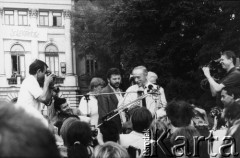 24.05.1989, Warszawa, Polska.
Strajk okupacyjny studentów Uniwersytetu Warszawskiego (UW), ogłoszony po odrzuceniu wniosku o rejestrację Niezależnego Zrzeszenia Studentów (NZS) przez Sąd Wojewódzki w Warszawie. Spotkanie  francuskiego aktora i piosenkarza Yves Montand'a ze  strajkującymi studentami na dziedzińcu Biblioteki UW. Zdjęcie wykonane drugiego dnia strajku przed południem.
Fot. Stanisław Maliszewski, zbiory Ośrodka KARTA
 
