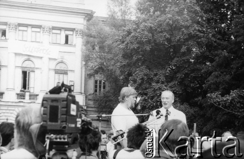 24.05.1989, Warszawa, Polska.
Strajk okupacyjny studentów Uniwersytetu Warszawskiego (UW), ogłoszony po odrzuceniu wniosku o rejestrację Niezależnego Zrzeszenia Studentów (NZS) przez Sąd Wojewódzki w Warszawie. Spotkanie Yves Montand'a (przy mikrofonie) ze strajkującymi studentami na dziedzińcu Biblioteki UW. Od lewej z profilu Maciej Jankowski. Zdjęcie wykonane drugiego dnia strajku przed południem.
Fot. Stanisław Maliszewski, zbiory Ośrodka KARTA
 

