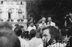 24.05.1989, Warszawa, Polska.
Strajk okupacyjny studentów Uniwersytetu Warszawskiego (UW), ogłoszony po odrzuceniu wniosku o rejestrację Niezależnego Zrzeszenia Studentów (NZS) przez Sąd Wojewódzki w Warszawie. Spotkanie  francuskiego aktora i piosenkarza Yves Montand'a   ze strajkującymi studentami na dziedzińcu Biblioteki UW.
Na zdjęciu stoją od prawej: Yves Montand, Andrzej Łapicki, Maciej Jankowski. Zdjęcie wykonane drugiego dnia strajku przed południem.
Fot. Stanisław Maliszewski, zbiory Ośrodka KARTA
 
