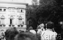 24.05.1989, Warszawa, Polska.
Strajk okupacyjny studentów Uniwersytetu Warszawskiego (UW), ogłoszony po odrzuceniu wniosku o rejestrację Niezależnego Zrzeszenia Studentów (NZS) przez Sąd Wojewódzki w Warszawie. Na zdjęciu aktor Andrzej Łapicki, podczas spotkania Yves Montand'a ze strajkującymi studentami na dziedzińcu Biblioteki UW. Zdjęcie wykonane drugiego dnia strajku przed południem.
Fot. Stanisław Maliszewski, zbiory Ośrodka KARTA
 
