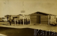 1957, prowincja Mendoza, Argentyna.
Wejście na teren budowy firmy Electrodinie E.N.. Na słupie widoczna tabliczka z napisem wstęp wzbroniony.
Fot. Zygmunt Kiciński, zbiory Biblioteki Polskiej im. Ignacego Domeyki w Buenos Aires (Biblioteca Polaca Ignacio Domeyko)