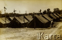 1957, Ramallo, prowincja Mendoza, Argentyna.
Obóz pracowników firmy Electrodinie E.N., pracujących przy zakładaniu elektryfikacji.
Fot. Zygmunt Kiciński, zbiory Biblioteki Polskiej im. Ignacego Domeyki w Buenos Aires (Biblioteca Polaca Ignacio Domeyko)