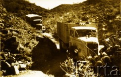 1957, prowincja Mendoza, Argentyna.
Transport na górskich drogach prowincji Mendoza. Na pace samochodu ciężarowego pracownicy firmy Electrodinie E.N.
Fot. Zygmunt Kiciński, zbiory Biblioteki Polskiej im. Ignacego Domeyki w Buenos Aires (Biblioteca Polaca Ignacio Domeyko)