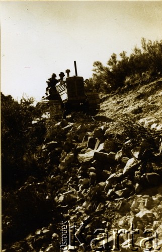 1957, prowincja Mendoza, Argentyna.
Budowa firmy Electrodinie E. N.. Traktor, jedyny możliwy środek transportu podczas budowy dróg na odcinku końcowym linii wysokiego napięcia Nihuil-Pedro Vargas.
Fot. Zygmunt Kiciński, zbiory Biblioteki Polskiej im. Ignacego Domeyki w Buenos Aires (Biblioteca Polaca Ignacio Domeyko)