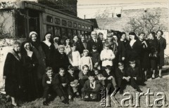 3.07.1967, Villa Industriales, Lanus, prowincja Buenos Aires, Argentyna.
Nauczyciele i uczniowie szkoły prowadzonej przez polskie siostry zmartwychwstanki. Przez pierwsze lata siostry prowadziły lekcje w tramwaju, który widać w głębi. Na zdjęciu m.in. siostry Andrea Stec (2.od lewej), Maria Regina Kopczyńska (4. od prawej), Emanuela (4. od lewej) i Florentyna Wilczek (5. od lewej).
Fot. NN, zbiory Zgromadzenia Sióstr Zmartwychwstania Pańskiego w Buenos Aires, reprodukcje cyfrowe w  Bibliotece Polskiej im. Ignacego Domeyki w Buenos Aires (Biblioteca Polaca Ignacio Domeyko) i w Ośrodku KARTA w Warszawie