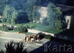25.06.1976, Radom., Polska.
Wydarzenia radomskie - wrak spalonego samochodu przed Komitetem Wojewódzkim PZPR w Radomiu.
Fot. Tadeusz Krzemiński, zbiory Ośrodka KARTA
