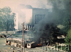 25.06.1976, Radom., Polska.
Wydarzenia radomskie - wraki samochodów spalonych podczas rozruchów przed Komitetem Wojewódzkim PZPR w Radomiu.
Fot. Tadeusz Krzemiński, zbiory Ośrodka KARTA

