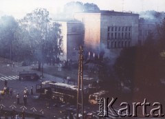 25.06.1976, Radom., Polska.
Wydarzenia radomskie - wraki samochodów spalonych podczas rozruchów przed Komitetem Wojewódzkim PZPR w Radomiu.
Fot. Tadeusz Krzemiński, zbiory Ośrodka KARTA

