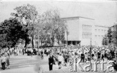 25.06.1976, Radom. 
Wydarzenia radomskie - czerwiec 1976. Tłum zgromadzony przy Komitecie Wojewódzkim PZPR.
Fot. NN, zbiory Ośrodka KARTA [sygn. OK 010481]