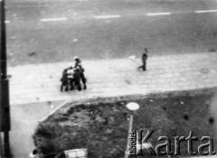 25.06.1976, Radom. 
Wydarzenia radomskie - czerwiec 1976. Zatrzymanie przez milicje jednego z demonstrantów. Na odwrocie pieczątka: „NSZZ Solidarność Miedzyzakładowa Komisja Robotnicza, Ziemia Radomska”.
Fot. NN, zbiory Ośrodka KARTA [sygn. OK 010486]