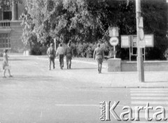 25.06.1976, Radom. 
Wydarzenia radomskie - czerwiec 1976. Zatrzymanie przez milicje jednego z demonstrantów. Na odwrocie pieczątka: „NSZZ Solidarność Miedzyzakładowa Komisja Robotnicza, Ziemia Radomska”.
Fot. NN, zbiory Ośrodka KARTA [sygn. OK 010487]
