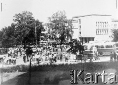 25.06.1976, Radom. 
Wydarzenia radomskie - czerwiec 1976. Pracownicy radomskich zakładów zgromadzeni przed budynkiem KW PZPR.
Fot. NN, zbiory Ośrodka KARTA [sygn. OK 010511]


